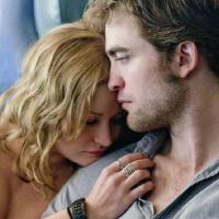 Regardez Robert Pattinson et Emilie de Ravin s'aimer et s'embrasser sous la douche !