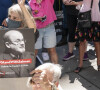 Manifestation de soutien à Salman Rushdie devant la Bibliothèque publique à New York. Le 19 août 2022