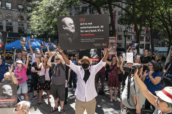 Manifestation de soutien à Salman Rushdie devant la Bibliothèque publique à New York. Le 19 août 2022