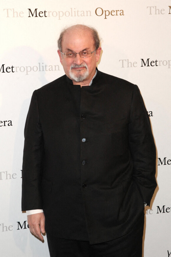 Salman Rushdie a été visé par une fatwa de l’ayatollah iranien Ruhollah Khomeyni en 1989, après la publication de ses « Versets sataniques »