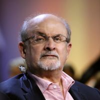 Salman Rushdie poignardé : les terribles séquelles physiques de l'auteur révélées