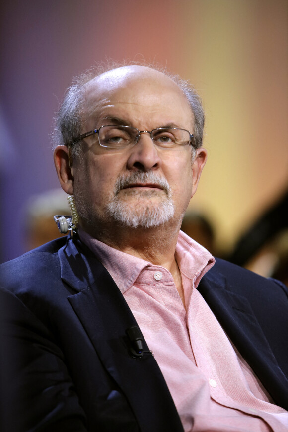 Salman Rushdie a survécu à son agression mais a de très graves séquelles