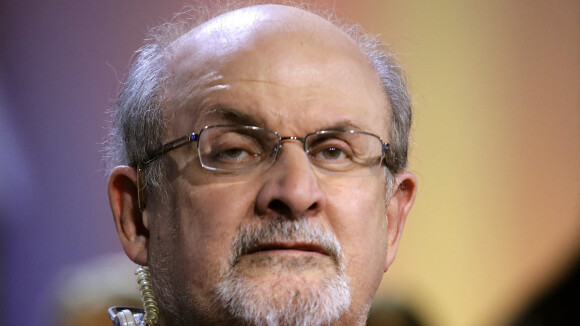 Salman Rushdie poignardé : les terribles séquelles physiques de l'auteur révélées