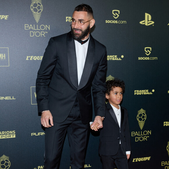 Karim Benzema et son fils Ibrahim - Photocall de la 66ème cérémonie du Ballon d'Or au Théâtre du Chatelet à Paris le 17 octobre 2022. © Cyril Moreau/Bestimage