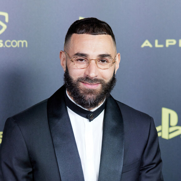 Karim Benzema porte une montre Richard Mille - Photocall de la 66ème cérémonie du Ballon d'Or au Théâtre du Chatelet à Paris le 17 octobre 2022. © Cyril Moreau/Bestimage