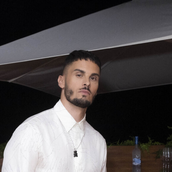 Baptiste Giabiconi lors de la soirée des 40 ans du bijoutier "APM Monaco" à la plage La Môme lors du 75ème Festival International du Film de Cannes le 21 mai 2022. © Jack Tribeca / Bestimage 