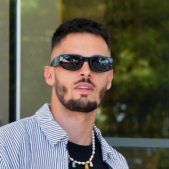 Baptiste Giabiconi à la sortie de l'hôtel "Martinez" lors du 75ème Festival International du Film de Cannes, le 18 mai 2022. 