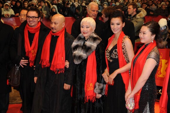 Toute l'équipe du film Apart together, présenté à l'occasion de l'ouverture de la 60e Berlinale, à Berlin, en Allemagne, le 11 février 2010.
