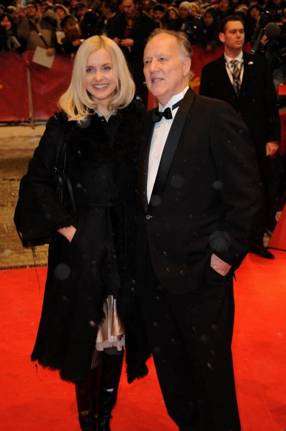 Le président du jury Werner Herzog et sa femme à l'occasion de l'ouverture de la 60e Berlinale et de l'avant-première de Apart together, à Berlin, en Allemagne, le 11 février 2010.