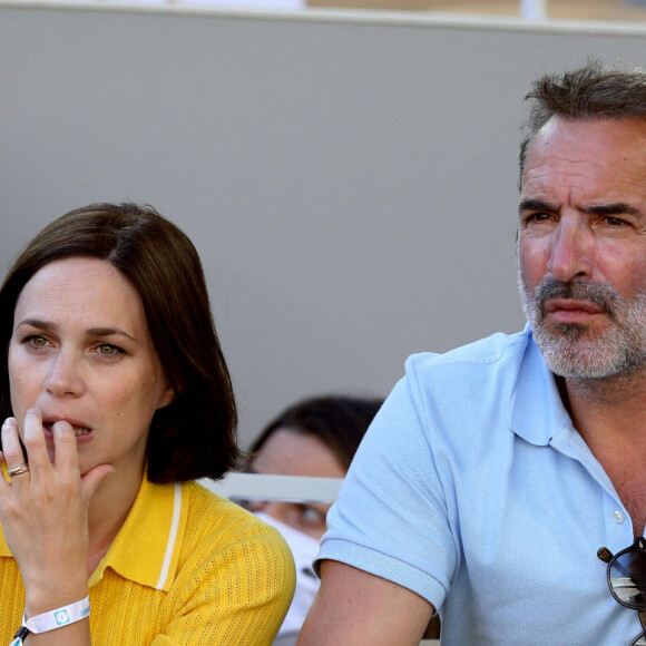Nathalie Péchalat et Jean Dujardin dans les tribunes lors de la finale hommes des Internationaux de France de tennis de Roland Garros à Paris le 13 juin 2021. © Dominique Jacovides / Bestimage  Celebs at Roland Garros photocall in Paris on june 13th 2021