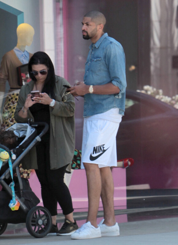Nicolas Batum fait du shopping avec sa compagne Aurélie et son fils Ayden à Beverly Hills, le 28 avril 2017