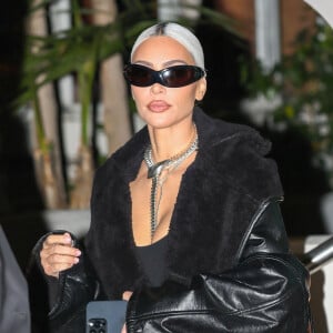 Kim Kardashian quitte la soirée "Tiffany & Co" à Sunset Towers à West Hollywood le 26 octobre 2022. 