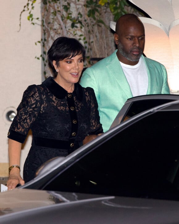 Kim Kardashian, Kris Jenner et son compagnon Corey Gamble quittent la soirée "Tiffany & Co" à Sunset Towers à West Hollywood le 26 octobre 2022. 