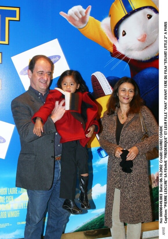 Pierre Lescrure et sa femme Frédérique avec leur fille Anna-Rose lors de l'avant-première du film Stuart Little 2 à Paris en 2002