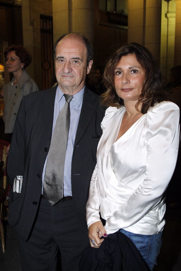 Pierre Lescure et sa femme Frédérique au théâtre Edouard VII à Paris en 2012