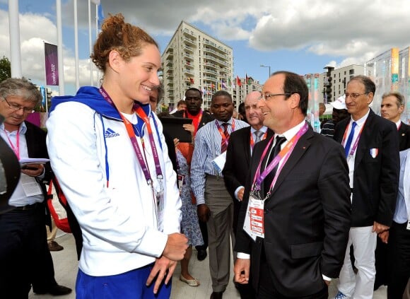 François Hollande et Camille Muffat, au village olympique de Stratford, à Londres le 30 juillet 2012