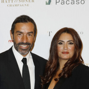 Robert Pires et sa femme Jessica - Photocall de la 10ème édition du "Global Gift Gala 2021" à l'hôtel Four Seasons Hotel George V à Paris le 30 octobre 2021. © Marc Ausset Lacroix/Bestimage
