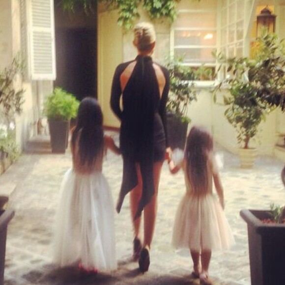 Laeticia Hallyday et ses deux filles, Jade et Joy, en route pour assister au mariage de Robert Pirès et Jessica Lemarié à Paris le 7 juin 2013