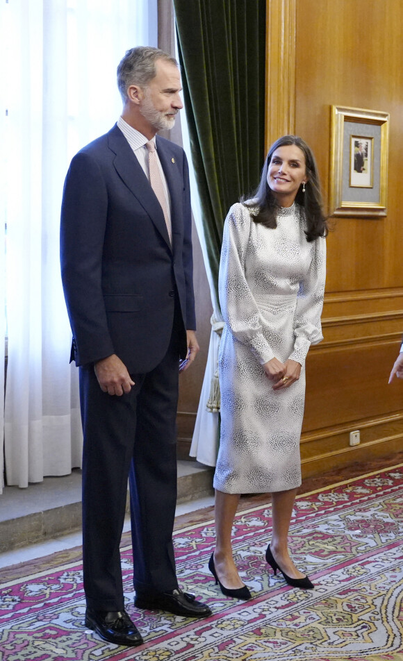 Le roi Felipe VI et la reine Letizia d'Espagne reçoivent les lauréats du 30ème Prix Princesse des Asturies à l'hôtel Reconquista à Oviedo, Espagne, le 28 octobre 2022. 