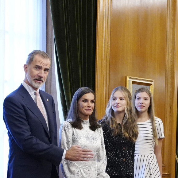 Le roi Felipe VI, la reine Letizia, la princesse Leonor et L'infante Sofia d'Espagne reçoivent les lauréats du 30ème Prix Princesse des Asturies à l'hôtel Reconquista à Oviedo, Espagne, le 28 octobre 2022. 
