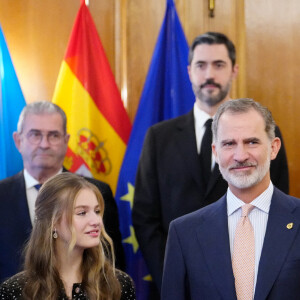 Le roi Felipe VI, la reine Letizia et la princesse Leonor d'Espagne reçoivent les lauréats du 30ème Prix Princesse des Asturies à l'hôtel Reconquista à Oviedo, Espagne, le 28 octobre 2022. 