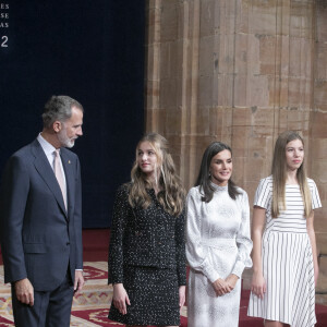 Le roi Felipe VI, la reine Letizia, la princesse Leonor et L'infante Sofia d'Espagne reçoivent les lauréats du 30ème Prix Princesse des Asturies à l'hôtel Reconquista à Oviedo, Espagne, le 28 octobre 2022. 