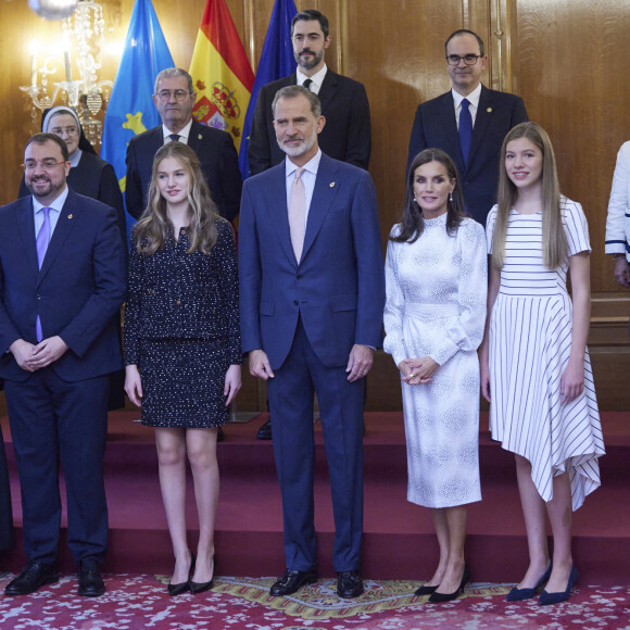 Le roi Felipe VI, la reine Letizia, la princesse Leonor et L'infante Sofia d'Espagne reçoivent les lauréats du 30ème Prix Princesse des Asturies à l'hôtel Reconquista à Oviedo, Espagne, le 28 octobre 2022. 