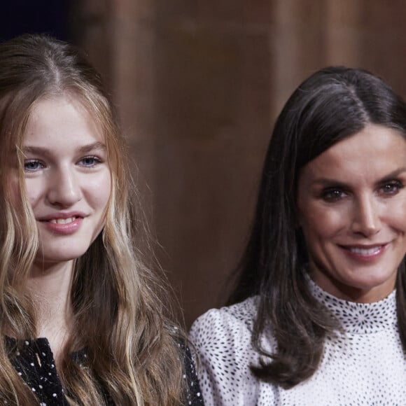 Le roi Felipe VI, la reine Letizia, la princesse Leonor et L'infante Sofia d'Espagne reçoivent les lauréats du 30ème Prix Princesse des Asturies à l'hôtel Reconquista à Oviedo, Espagne, le 28 octobre 2022. 