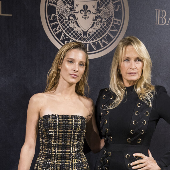 Ilona Smet et sa mère Estelle Lefébure au photocall de la soirée L'Oréal Paris X Balmain à l'école Nationale de Médecine lors de la Fashion Week Printemps/Eté 2018 à Paris. © Olivier Borde/Bestimage 