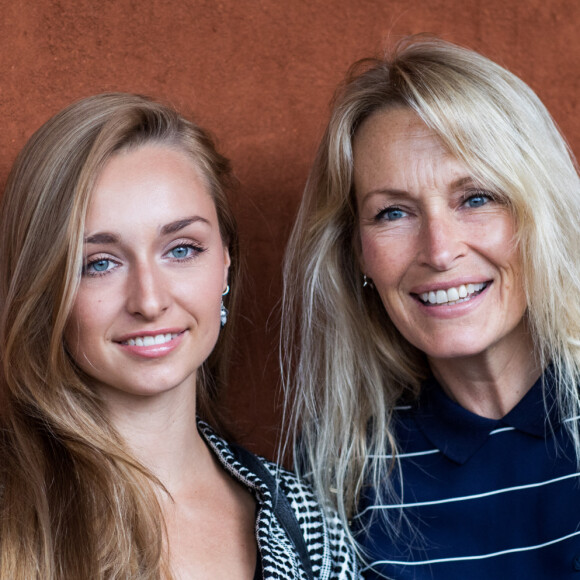 Estelle Lefebure et sa fille Emma Smet - People au village des Internationaux de Tennis de Roland Garros à Paris, le 6 juin 2018. © Cyril Moreau/Bestimage  Celebrities attending the Roland Garros French Open in Paris, June 6th, 2018. 