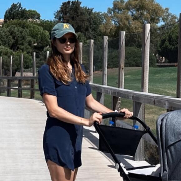Ilona Smet se promène avec son fils. Instagram. Le 29 août 2022.