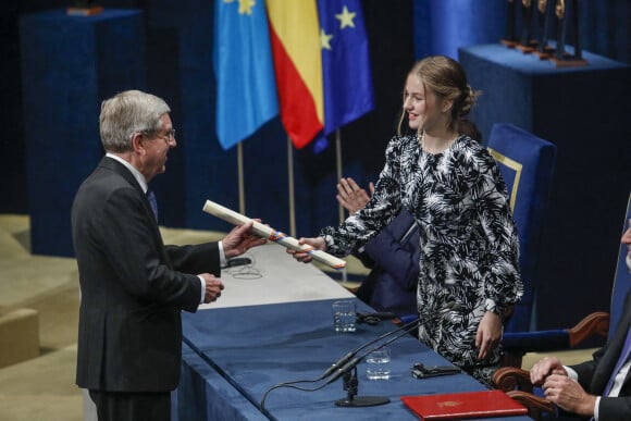 Le roi Felipe VI, la reine Letizia, la princesse Leonor et Sofia et L'infante Sofia d'Espagne reçoivent les lauréats du 30ème Prix Princesse des Asturies à l'hôtel Reconquista à Oviedo, Espagne, le 28 octobre 2022. 