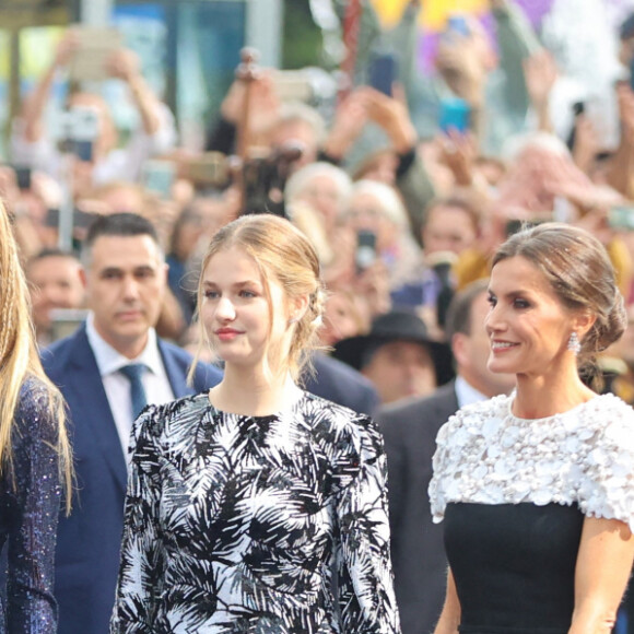 Le roi Felipe VI, la reine Letizia, la princesse Leonor et Sofia et L'infante Sofia d'Espagne reçoivent les lauréats du 30ème Prix Princesse des Asturies à l'hôtel Reconquista à Oviedo, Espagne, le 28 octobre 2022. 