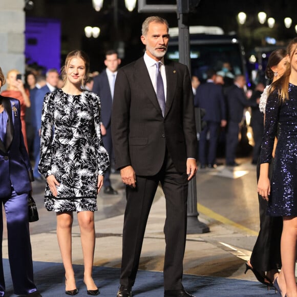 Le roi Felipe VI, la reine Letizia, la princesse Leonor et Sofia et L'infante Sofia d'Espagne reçoivent les lauréats du 30ème Prix Princesse des Asturies à l'hôtel Reconquista à Oviedo, Espagne, le 28 octobre 2022. 