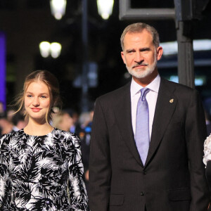 Le roi Felipe VI, la reine Letizia, la princesse Leonor et Sofia et L'infante Sofia d'Espagne reçoivent les lauréats du 30ème Prix Princesse des Asturies à l'hôtel Reconquista à Oviedo, Espagne, le 28 octobre 2022. 