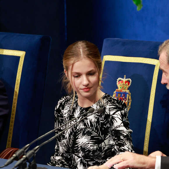 Le roi Felipe VI, la reine Letizia, les princesse Leonor et Sofia et L'infante Sofia d'Espagne reçoivent les lauréats du 30ème Prix Princesse des Asturies à l'hôtel Reconquista à Oviedo, Espagne 