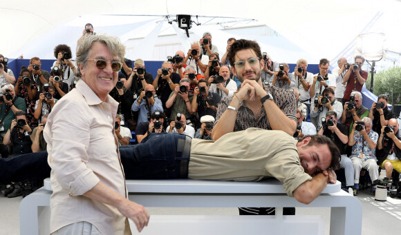 François Cluzet, le réalisateur Nicolas Bedos et Pierre Niney au photocall de "Mascarade" lors du 75ème Festival International du Film de Cannes, le 28 mai 2022. © Dominique Jacovides / Bestimage 