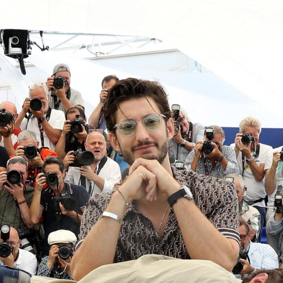 François Cluzet, le réalisateur Nicolas Bedos et Pierre Niney au photocall de "Mascarade" lors du 75ème Festival International du Film de Cannes, le 28 mai 2022. © Dominique Jacovides / Bestimage 