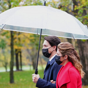 Justin Trudeau, et sa femme Sophie Grégoire, arrivent à la prestation de serment du nouveau cabinet du Premier ministre canadien à Ottawa, le 26 octobre 2021.