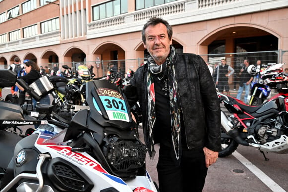 Jean Luc Reichmann, le parrain de la 14ème édition de l'Africa Eco Race, avant le départ du Rallye le 15 octobre 2022, sur le Quai Antoine 1er face au Star's N Bar à Monaco. © Bruno Bebert/Bestimage