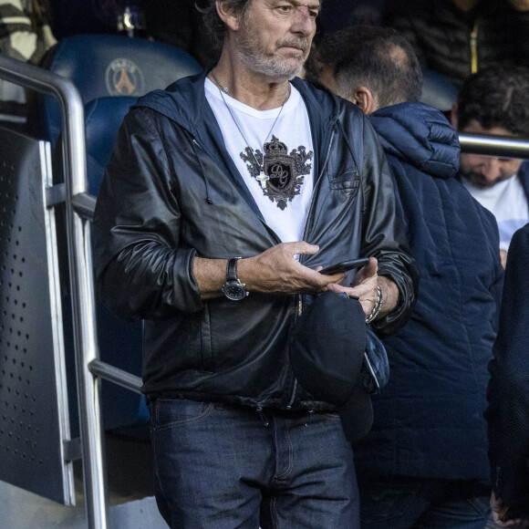Jean-Luc Reichmann dans les tribunes lors du match de Ligue 1 "PSG - OM (2-1)" au Parc des Princes, le 17 avril 2022. © Agence/Bestimage