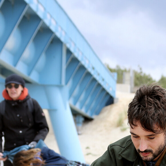 Exclusif - Le chanteur Jérémy Frérot, mari de L. Manaudou, accompagné d'une trentaine de bénévoles, a décidé cette année de lancer une opération de nettoyage de plages, "Initiatives oceanes" animée et dirigée par lui-même. Avec l'aide de Surfrider il a lancé cette collecte sur une de ses plages préférées depuis son enfance ici, entre Arcachon et les Landes le 3 Mai 2019. Il a fait une pause dans sa tournée pour organiser cette action et il etait seul, sans Laure, pour ce combat. Les Initiatives Océanes sont des nettoyages de plages, lacs, rivières et fonds marins partout dans le monde. Ces collectes de déchets sont organisées par des bénévoles grâce à l'accompagnement de Surfrider Foundation Europe. © Patrick Bernard/ Bestimage