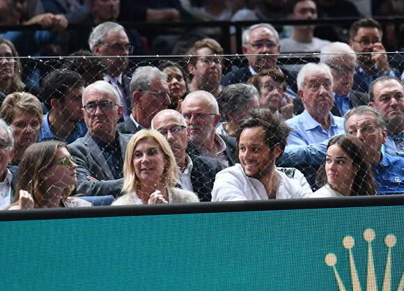 Michèle Laroque, Vianney et sa femme Catherine Robert - People en tribune lors du tournoi de tennis "Rolex Paris Masters 2022" à Bercy AccorHotels Arena à Paris le 2 novembre 2022. © Veeren/Bestimage