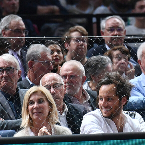 Michèle Laroque, Vianney et sa femme Catherine Robert - People en tribune lors du tournoi de tennis "Rolex Paris Masters 2022" à Bercy AccorHotels Arena à Paris le 2 novembre 2022. © Veeren/Bestimage