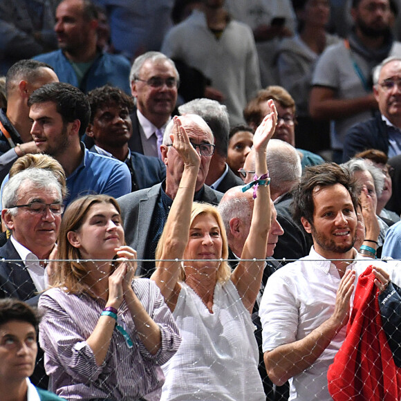 Michèle Laroque, Vianney et sa femme Catherine Robert - People en tribune lors du tournoi de tennis "Rolex Paris Masters 2022" à Bercy AccorHotels Arena à Paris le 2 novembre 2022. © Veeren/Bestimage