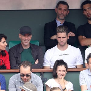 Zinédine Zidane, sa femme Véronique et leurs fils Luca et Enzo dans les tribunes des Internationaux de France de Tennis de Roland Garros à Paris, le 10 juin 2018. © Dominique Jacovides - Cyril Moreau/Bestimage