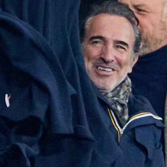 Jean Dujardin - Personnalités dans les tribunes du match de rugby "France vs Australie" au Stade de France à Paris. Le 5 novembre 2022 