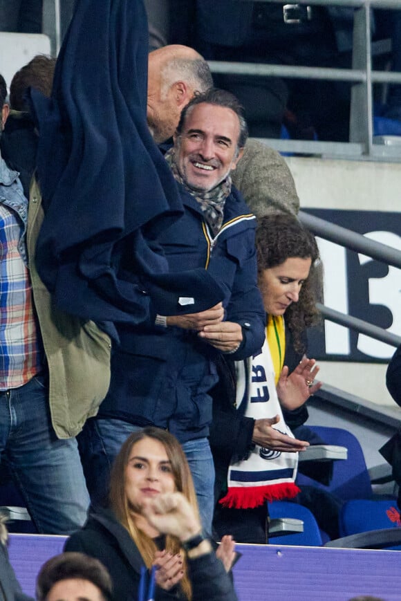 Jean Dujardin - Personnalités dans les tribunes du match de rugby "France vs Australie" au Stade de France à Paris. Le 5 novembre 2022 