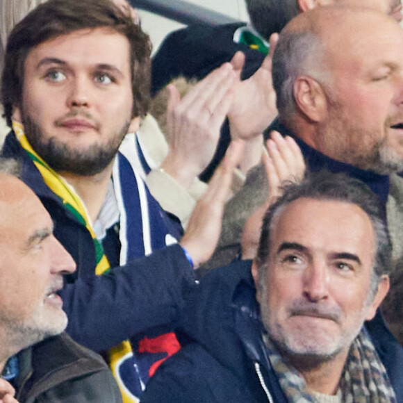 Jean Dujardin - Personnalités dans les tribunes du match de rugby "France vs Australie" au Stade de France à Paris. Le 5 novembre 2022 