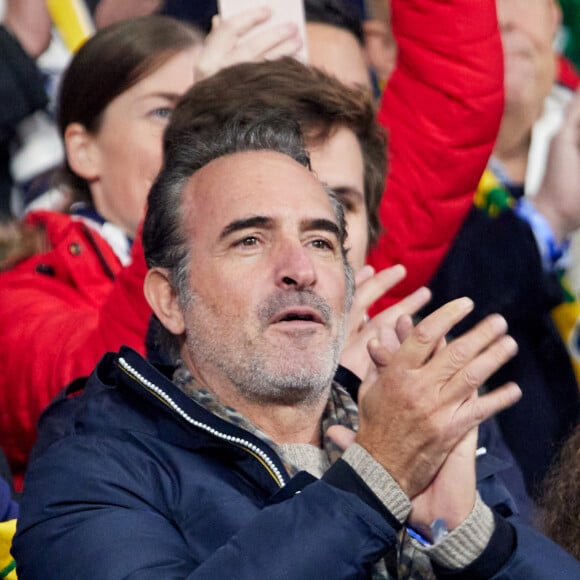 Jean Dujardin - Personnalités dans les tribunes du match de rugby "France vs Australie" au Stade de France à Paris. Le 5 novembre 2022 